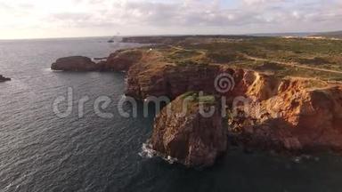 葡萄牙西海岸美丽的悬崖，靠近卡拉帕特拉，罗塔维肯蒂纳。